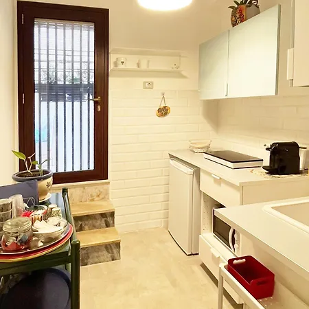 Apartment Casa Mariolina, Brand New Refurbished 2 Bed In The Historical Center
